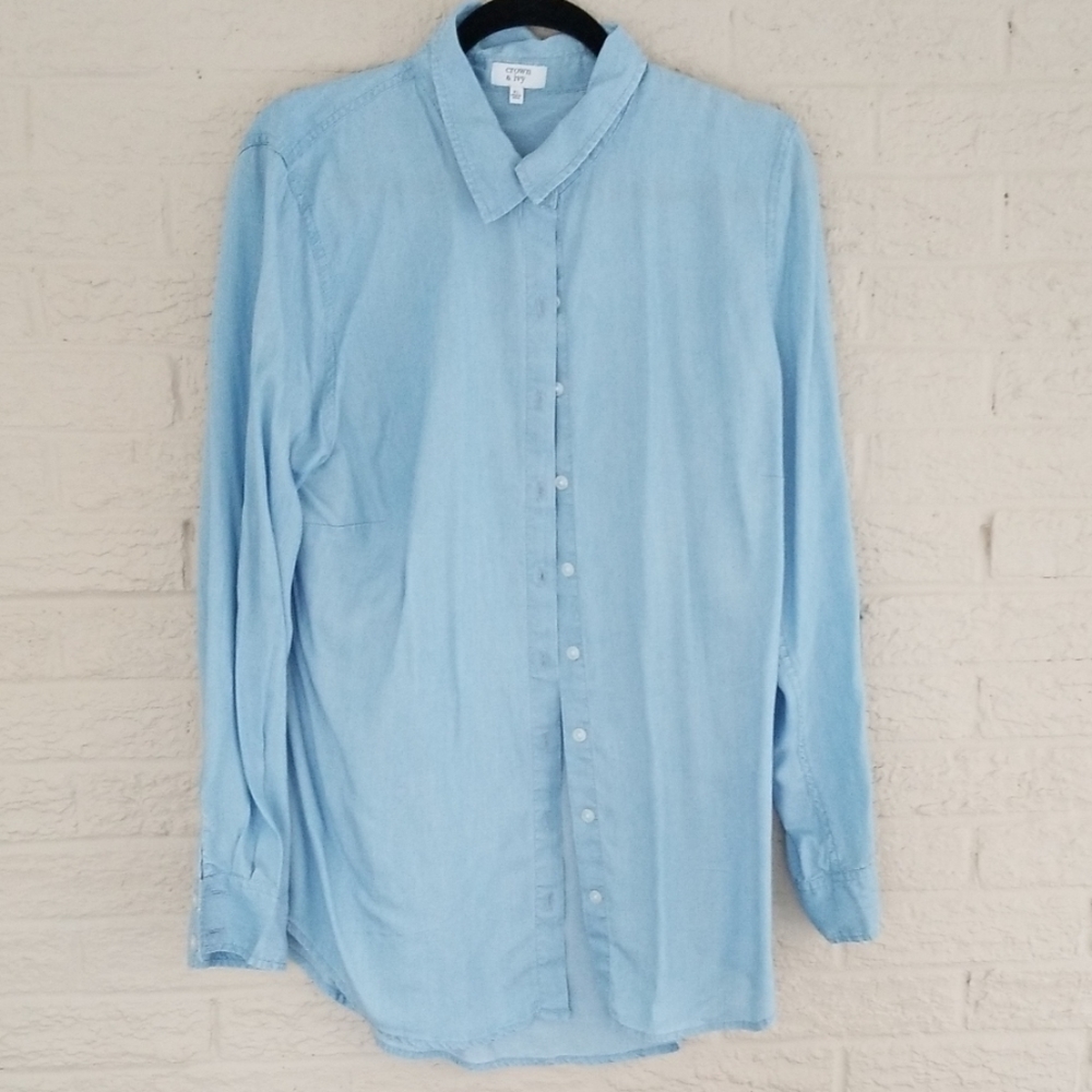 CROWN AND IVY Chambray Button-front shirt- so cute